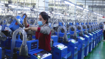 墨玉縣這個鄉鎮企業每天生產18萬雙襪子 帶領200余人就業